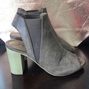 Open-toed slingback heels